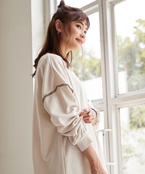 BELLUNA PLUS(ベルーナ)の「1枚でこなれ感。ハンドステッチ風デザインプルオーバー(スウェット・レディース・オフホワイト/ブラウン/ブラック/モカ・X-LARGE/LARGE/MEDIUM)」の16枚目の写真