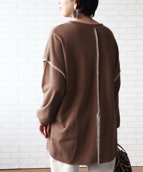 BELLUNA PLUS(ベルーナ)の「1枚でこなれ感。ハンドステッチ風デザインプルオーバー(スウェット・レディース・オフホワイト/ブラウン/ブラック/モカ・X-LARGE/LARGE/MEDIUM)」の12枚目の写真