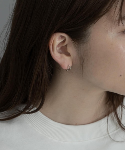 SMELLY（スメリー）の「silver925ツインラインミニフープピアス（ピアス（両耳用）・レディース・シルバー/ゴールド・-）」の5枚目の写真