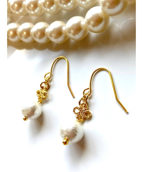 tone(トーン)の「【MUURABBTI】コットンパールとフラワーパーツピアス(MA)(ピアス(両耳用)・レディース・ゴールド・FREE)」の2枚目の写真
