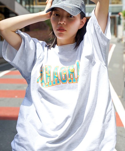 Paragraph(パラグラフ)の「【PARAGRAPH/ パラグラフ】スマイル アーチロゴ プリント Tシャツ SMILE ARCH LOGO PRINT T-shirt(Tシャツ/カットソー・メンズ・ホワイト/チャコールグレー/グリーン/ブルー/オフホワイト・FREE)」の3枚目の写真