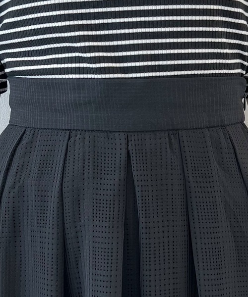 mysty woman(ミスティウーマン)の「シアータックフレアスカート 285516(スカート・レディース・アイボリー/ブラック/グレー・FREE)」の13枚目の写真