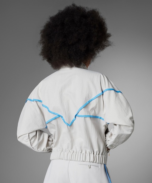 adidas（アディダス）の「BLUE VERSION トラックトップ（ジャージ） / アディダスオリジナルス（レディース）（ナイロンジャケット・レディース・グレー・MEDIUM/XX-LARGE/X-LARGE/SMALL/X-SMALL/LARGE）」の9枚目の写真