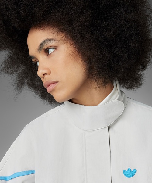 adidas（アディダス）の「BLUE VERSION トラックトップ（ジャージ） / アディダスオリジナルス（レディース）（ナイロンジャケット・レディース・グレー・MEDIUM/XX-LARGE/X-LARGE/SMALL/X-SMALL/LARGE）」の11枚目の写真