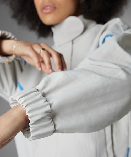 adidas（アディダス）の「BLUE VERSION トラックトップ（ジャージ） / アディダスオリジナルス（レディース）（ナイロンジャケット・レディース・グレー・MEDIUM/XX-LARGE/X-LARGE/SMALL/X-SMALL/LARGE）」の14枚目の写真