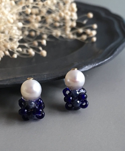 tone(トーン)の「【malle la brocante/マルラブロカント】誕生石と淡水パールのプチピアス(チタン)(ピアス(両耳用)・レディース・ホワイト/パープル/ネイビー/レッド/サックスブルー/ピンク/ライム/イエロー/ブルー/グリーン/マルチ/クリア・FREE)」の4枚目の写真