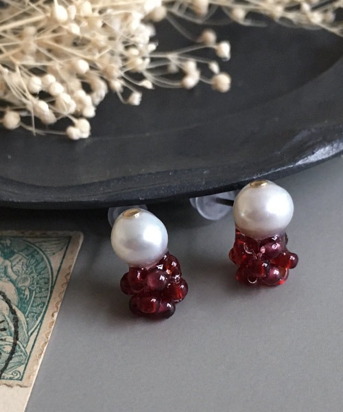 tone(トーン)の「【malle la brocante/マルラブロカント】誕生石と淡水パールのプチピアス(チタン)(ピアス(両耳用)・レディース・ホワイト/パープル/ネイビー/レッド/サックスブルー/ピンク/ライム/イエロー/ブルー/グリーン/マルチ/クリア・FREE)」の10枚目の写真