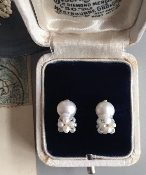 tone(トーン)の「【malle la brocante/マルラブロカント】誕生石と淡水パールのプチピアス(チタン)(ピアス(両耳用)・レディース・ホワイト/パープル/ネイビー/レッド/サックスブルー/ピンク/ライム/イエロー/ブルー/グリーン/マルチ/クリア・FREE)」の2枚目の写真