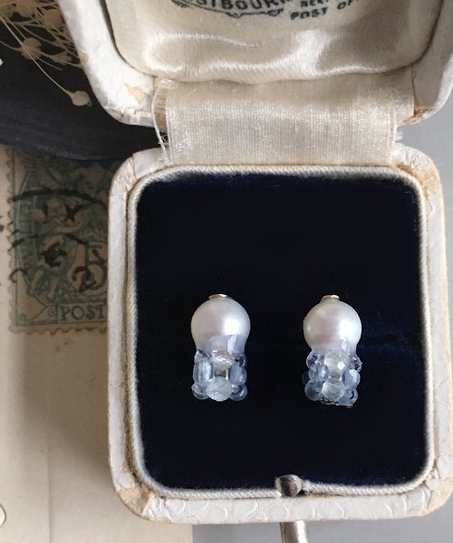 tone(トーン)の「【malle la brocante/マルラブロカント】誕生石と淡水パールのプチピアス(チタン)(ピアス(両耳用)・レディース・ホワイト/パープル/ネイビー/レッド/サックスブルー/ピンク/ライム/イエロー/ブルー/グリーン/マルチ/クリア・FREE)」の5枚目の写真