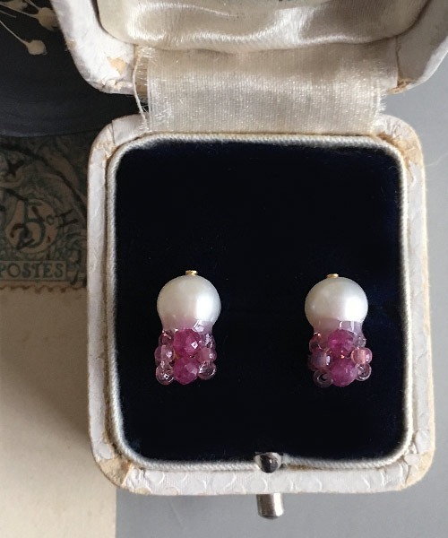 tone(トーン)の「【malle la brocante/マルラブロカント】誕生石と淡水パールのプチピアス(チタン)(ピアス(両耳用)・レディース・ホワイト/パープル/ネイビー/レッド/サックスブルー/ピンク/ライム/イエロー/ブルー/グリーン/マルチ/クリア・FREE)」の9枚目の写真