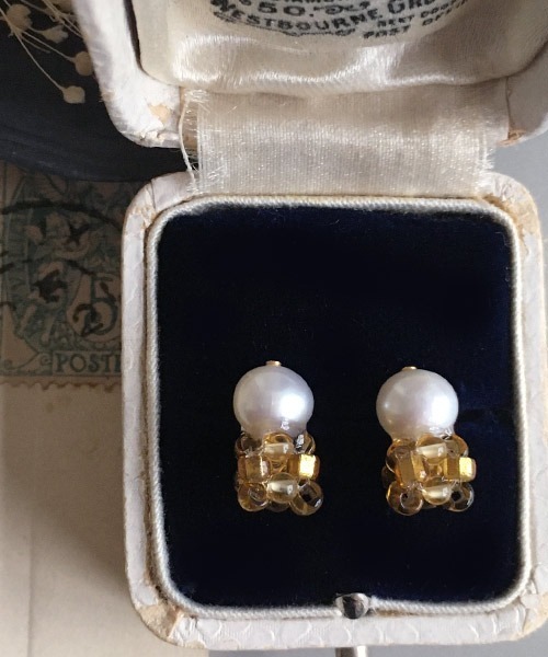 tone(トーン)の「【malle la brocante/マルラブロカント】誕生石と淡水パールのプチピアス(チタン)(ピアス(両耳用)・レディース・ホワイト/パープル/ネイビー/レッド/サックスブルー/ピンク/ライム/イエロー/ブルー/グリーン/マルチ/クリア・FREE)」の8枚目の写真