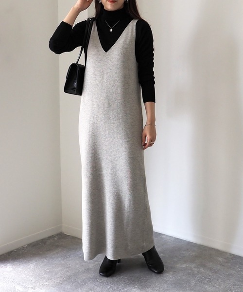 Riberry（リベリー）の「深Vネックニットワンピース（ワンピース・レディース・チャコールグレー/杢グレー/ベージュ・MEDIUM）」の3枚目の写真