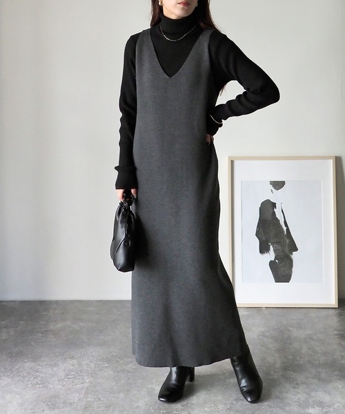 Riberry（リベリー）の「深Vネックニットワンピース（ワンピース・レディース・チャコールグレー/杢グレー/ベージュ・MEDIUM）」の2枚目の写真