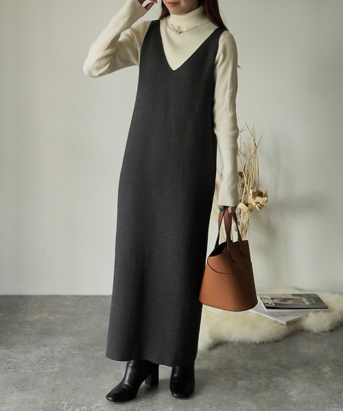 Riberry（リベリー）の「深Vネックニットワンピース（ワンピース・レディース・チャコールグレー/杢グレー/ベージュ・MEDIUM）」の20枚目の写真