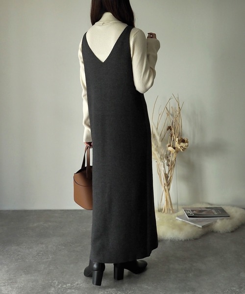 Riberry（リベリー）の「深Vネックニットワンピース（ワンピース・レディース・チャコールグレー/杢グレー/ベージュ・MEDIUM）」の22枚目の写真