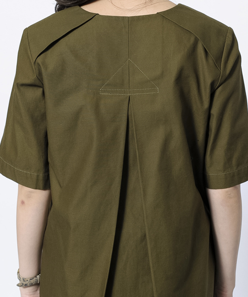 MILKFED.（ミルクフェド）の「PLEATED BACK DRESS（ワンピース・レディース・オリーブ/インディゴブルー・MEDIUM/SMALL）」の6枚目の写真
