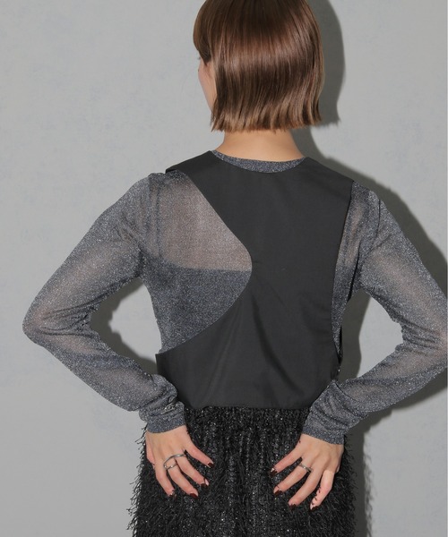 cheriella（シェリエラ）の「【cheriella】WEB限定カーブカットショートベスト WEB LIMITED CURVE CUT SHORT VEST（ベスト・レディース・ブラック/ベージュ・M）」の2枚目の写真