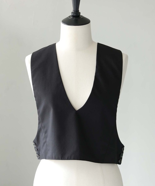 cheriella（シェリエラ）の「【cheriella】WEB限定カーブカットショートベスト WEB LIMITED CURVE CUT SHORT VEST（ベスト・レディース・ブラック/ベージュ・M）」の3枚目の写真