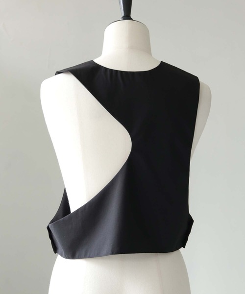 cheriella（シェリエラ）の「【cheriella】WEB限定カーブカットショートベスト WEB LIMITED CURVE CUT SHORT VEST（ベスト・レディース・ブラック/ベージュ・M）」の6枚目の写真