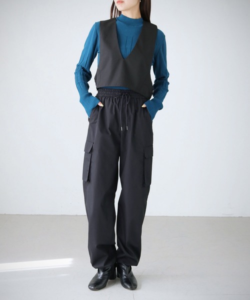 cheriella（シェリエラ）の「【cheriella】WEB限定カーブカットショートベスト WEB LIMITED CURVE CUT SHORT VEST（ベスト・レディース・ブラック/ベージュ・M）」の12枚目の写真