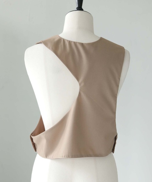 cheriella（シェリエラ）の「【cheriella】WEB限定カーブカットショートベスト WEB LIMITED CURVE CUT SHORT VEST（ベスト・レディース・ブラック/ベージュ・M）」の4枚目の写真