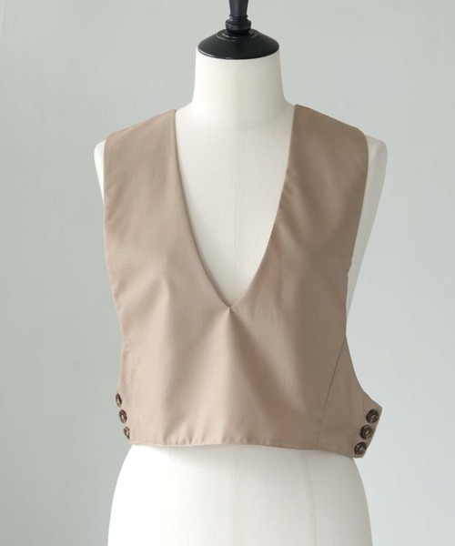 cheriella（シェリエラ）の「【cheriella】WEB限定カーブカットショートベスト WEB LIMITED CURVE CUT SHORT VEST（ベスト・レディース・ブラック/ベージュ・M）」の7枚目の写真