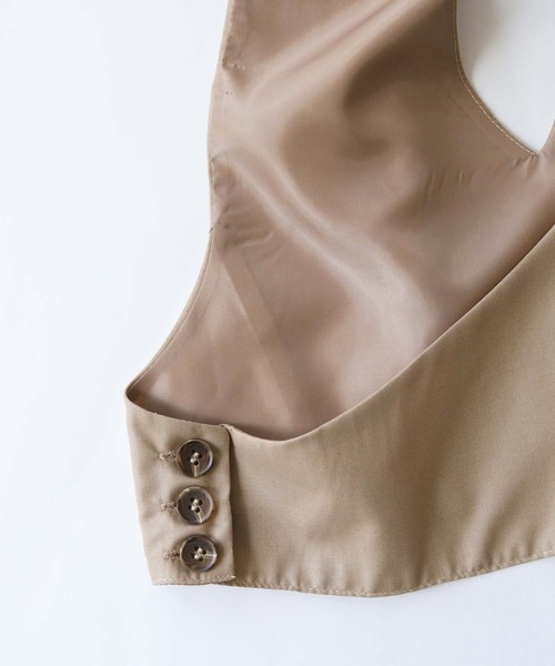 cheriella（シェリエラ）の「【cheriella】WEB限定カーブカットショートベスト WEB LIMITED CURVE CUT SHORT VEST（ベスト・レディース・ブラック/ベージュ・M）」の10枚目の写真