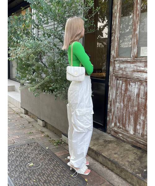 EVRIS（エヴリス）の「ワンショルダークロップドトップス（Tシャツ/カットソー・レディース・グリーン/ホワイト/ブラック・FREE）」の13枚目の写真