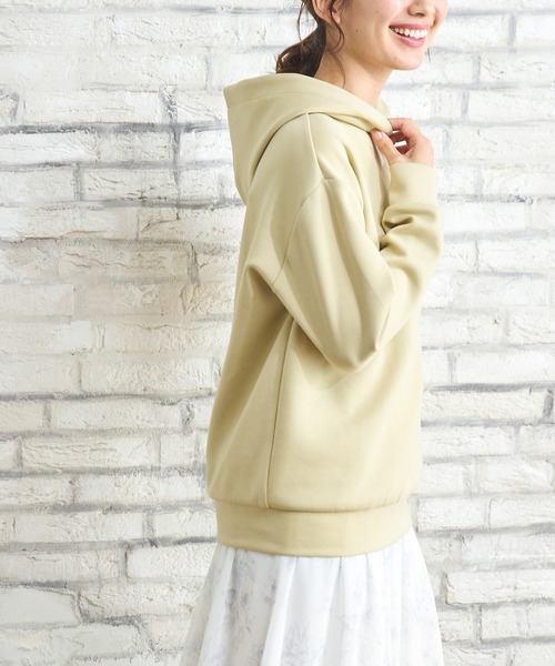 Honeys(ハニーズ)の「きれいめパーカー(パーカー・レディース・ミント/スミクロ/イエロー/グレイッシュベージュ/アイボリー/ブラック・M/3L/LL/L/S)」の13枚目の写真