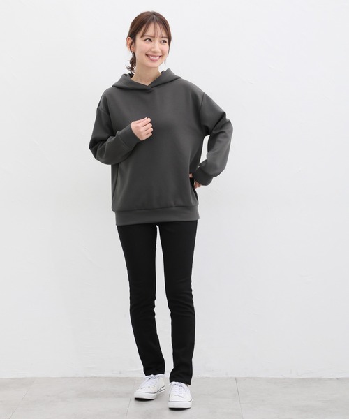 Honeys(ハニーズ)の「きれいめパーカー(パーカー・レディース・ミント/スミクロ/イエロー/グレイッシュベージュ/アイボリー/ブラック・M/3L/LL/L/S)」の21枚目の写真