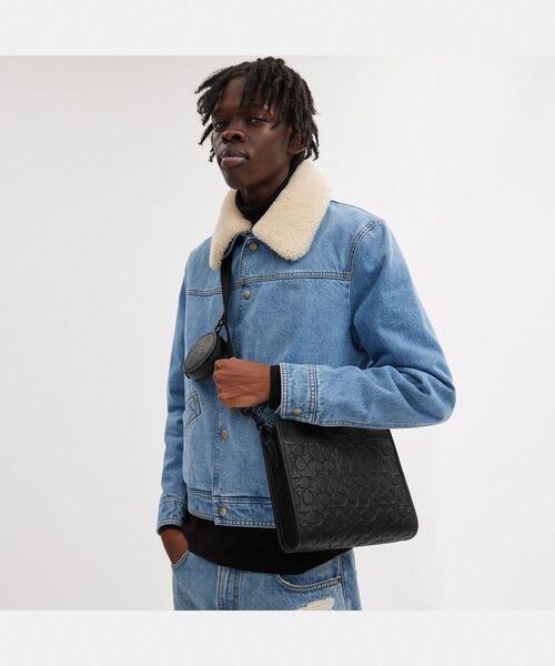COACH（コーチ）の「ヒッチ コンバーチブル クロスボディ・ハイブリッド ポーチ・シグネチャー レザー（ショルダーバッグ・メンズ・ブラック系その他・ONE）」の5枚目の写真