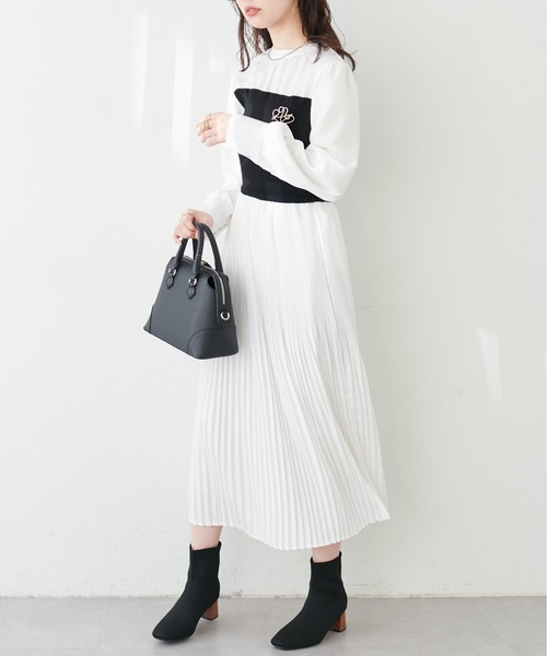 natural couture(ナチュラルクチュール)の「ニットビスチェドッキングプリーツワンピース(ワンピース・レディース・オフホワイト/ベージュ/ブラック・FREE)」の4枚目の写真
