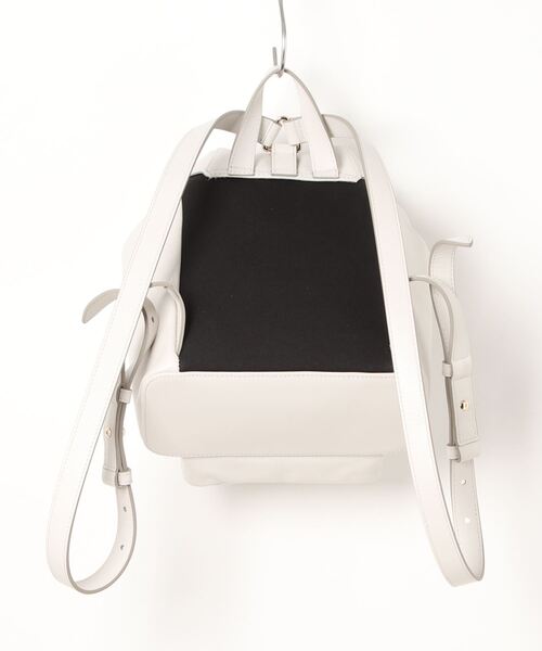 FURLA(フルラ)の「FURLA FLOW S BACKPACK(バックパック/リュック・レディース・ホワイト・ONE SIZE)」の2枚目の写真