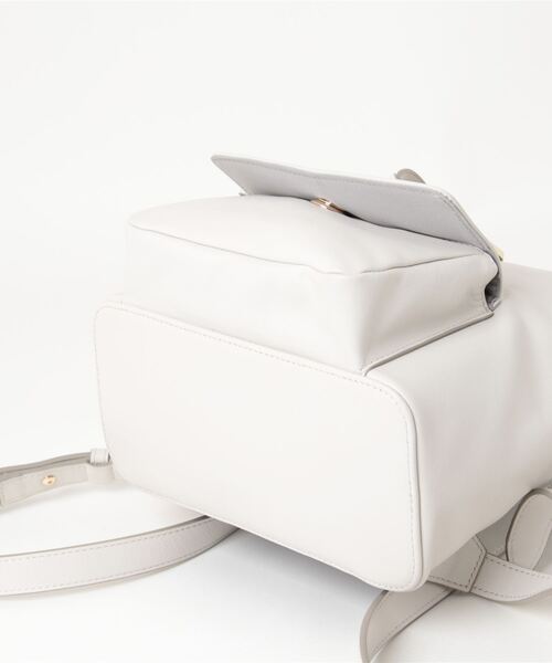 FURLA(フルラ)の「FURLA FLOW S BACKPACK(バックパック/リュック・レディース・ホワイト・ONE SIZE)」の3枚目の写真