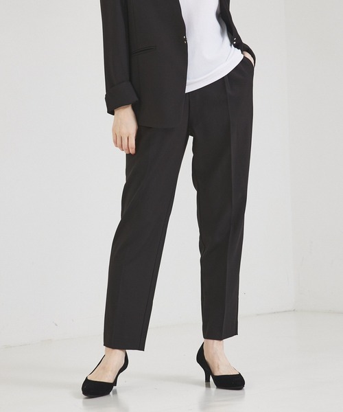 abahouse mavie（アバハウスマヴィ）の「【セットアップ対応/エニデイカセット】タックテーパードパンツ/セミオケ（スラックス・レディース・アイボリー/ダークネイビー/ブラック系その他/グレイッシュブルー/グレイッシュベージュ/ブラック・36/38/40）」の3枚目の写真