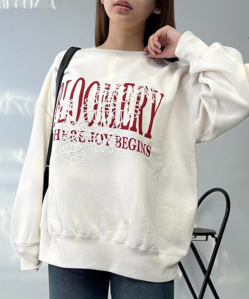 AS KNOW AS plus(アズノゥアズプラス)の「◎フラワー刺繍重ねロゴプリント スウェットプルオーバー【UNISEX ITEM】(スウェット・レディース・キナリ/オートミール/ネイビー/ホワイト系/レッド系/アイボリー系/ブラック系/スミクロ/サックスブルー系/ラベンダー/ライトピンク/ホワイト系1/ピンク系1/アイボリー系1/ブラック系1・FREE)」の4枚目の写真