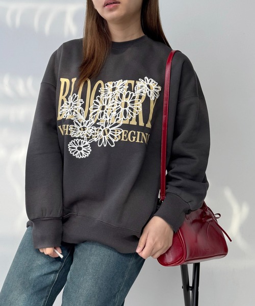 AS KNOW AS plus(アズノゥアズプラス)の「◎フラワー刺繍重ねロゴプリント スウェットプルオーバー【UNISEX ITEM】(スウェット・レディース・キナリ/オートミール/ネイビー/ホワイト系/レッド系/アイボリー系/ブラック系/スミクロ/サックスブルー系/ラベンダー/ライトピンク/ホワイト系1/ピンク系1/アイボリー系1/ブラック系1・FREE)」の7枚目の写真