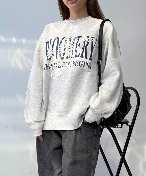 AS KNOW AS plus(アズノゥアズプラス)の「◎フラワー刺繍重ねロゴプリント スウェットプルオーバー【UNISEX ITEM】(スウェット・レディース・キナリ/オートミール/ネイビー/ホワイト系/レッド系/アイボリー系/ブラック系/スミクロ/サックスブルー系/ラベンダー/ライトピンク/ホワイト系1/ピンク系1/アイボリー系1/ブラック系1・FREE)」の10枚目の写真