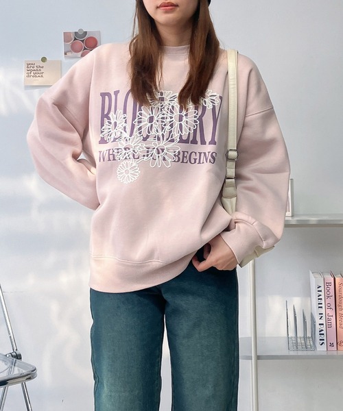 AS KNOW AS plus(アズノゥアズプラス)の「◎フラワー刺繍重ねロゴプリント スウェットプルオーバー【UNISEX ITEM】(スウェット・レディース・キナリ/オートミール/ネイビー/ホワイト系/レッド系/アイボリー系/ブラック系/スミクロ/サックスブルー系/ラベンダー/ライトピンク/ホワイト系1/ピンク系1/アイボリー系1/ブラック系1・FREE)」の14枚目の写真