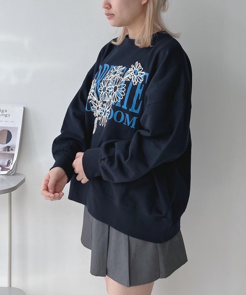 AS KNOW AS plus(アズノゥアズプラス)の「◎フラワー刺繍重ねロゴプリント スウェットプルオーバー【UNISEX ITEM】(スウェット・レディース・キナリ/オートミール/ネイビー/ホワイト系/レッド系/アイボリー系/ブラック系/スミクロ/サックスブルー系/ラベンダー/ライトピンク/ホワイト系1/ピンク系1/アイボリー系1/ブラック系1・FREE)」の1枚目の写真