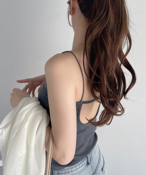 Ada.(エイダ)の「カップ付き バックオープン キャミソール(キャミソール・レディース・チャコール/ホワイト/ブラック/ライトベージュ・FREE)」の6枚目の写真