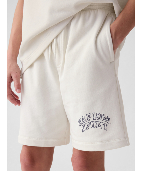 GAP(ギャップ)の「GAP1969ロゴ スウェットショートパンツ (キッズ)(スウェットパンツ・キッズ・グリーン/ホワイト系その他/グレー/ネイビー・120cm/130cm/140cm/150cm/160cm)」の2枚目の写真
