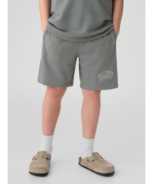GAP(ギャップ)の「GAP1969ロゴ スウェットショートパンツ (キッズ)(スウェットパンツ・キッズ・グリーン/ホワイト系その他/グレー/ネイビー・120cm/130cm/140cm/150cm/160cm)」の1枚目の写真
