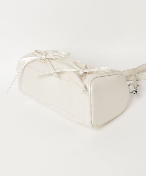 LYEON(リヨン)の「ダブルリボンシャーリングショルダーバッグ(ショルダーバッグ・レディース・シルバー/オフホワイト/ブラック/ピンク・FREE)」の7枚目の写真