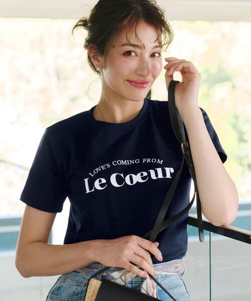Tiaclasse(ティアクラッセ)の「シンプルロゴプリントTシャツ(Tシャツ/カットソー・レディース・ブルー/チャコールグレー/ホワイト/ベージュ/ネイビー/オフホワイト・FREE)」の5枚目の写真