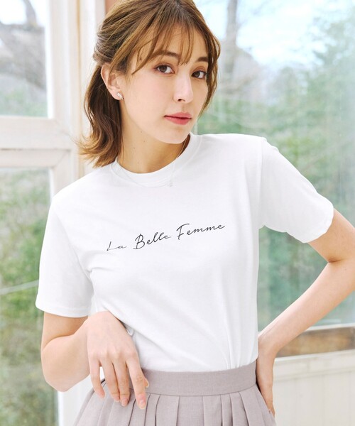 Tiaclasse(ティアクラッセ)の「シンプルロゴプリントTシャツ(Tシャツ/カットソー・レディース・ブルー/チャコールグレー/ホワイト/ベージュ/ネイビー/オフホワイト・FREE)」の2枚目の写真