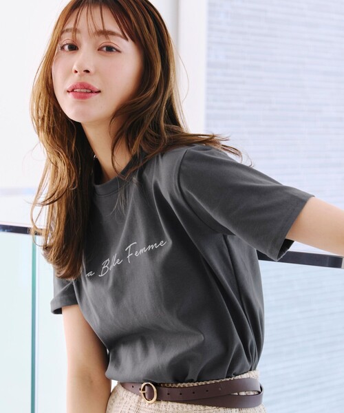 Tiaclasse(ティアクラッセ)の「シンプルロゴプリントTシャツ(Tシャツ/カットソー・レディース・ブルー/チャコールグレー/ホワイト/ベージュ/ネイビー/オフホワイト・FREE)」の3枚目の写真