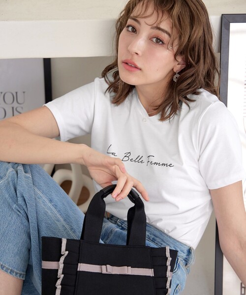 Tiaclasse(ティアクラッセ)の「シンプルロゴプリントTシャツ(Tシャツ/カットソー・レディース・ブルー/チャコールグレー/ホワイト/ベージュ/ネイビー/オフホワイト・FREE)」の21枚目の写真