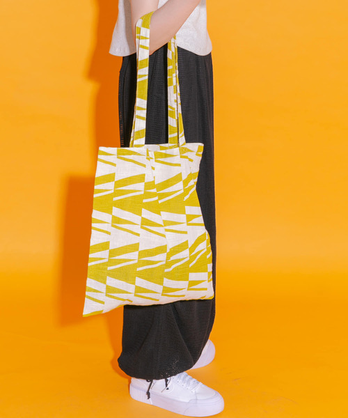 KBF（ケイビーエフ）の「ジオメトリックトートBAG（トートバッグ・レディース・イエロー系その他/ブラウン系その他・ONE）」の4枚目の写真