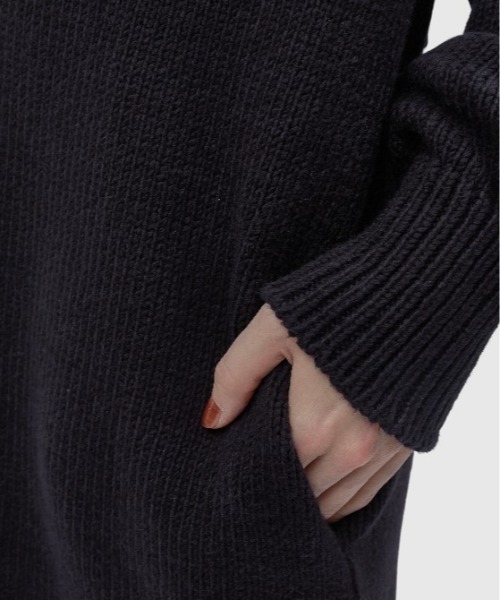 Ann DEMEULEMEESTER(アンドゥムルメステール)の「ANN DEMEULEMEESTER KIM KNITTED HIGH COMFORT V NECK(カーディガン/ボレロ・レディース・ブラック・SMALL)」の4枚目の写真